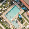 Vista dall'alto di piscine affollate.