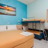Camera con letto matrimoniale e letto a castello, pareti azzurre.