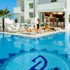 Stessa piscina, vista più larga del relax attorno.