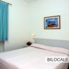 Camera da letto con letto matrimoniale e pareti bianche.