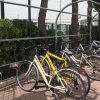 Biciclette parcheggiate sotto una tettoia.