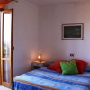 Camera con letto matrimoniale e accesso al balcone.