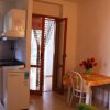 Cucina con tavolo piccolo e accesso al balcone.