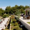 Giardino con piscina e patio coperto.