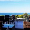 Terrazza con sedie e tavoli vista mare.