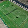 Campo da tennis con giocatori.