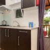 Cucina moderna con armadietti scuri e una finestra.