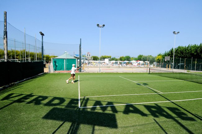 Il campo da tennis del Centro Vacanze Verde Mare a Marina Palmense
