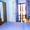 Camera da letto con letto matrimoniale blu e armadio a specchio.