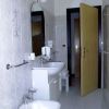 Un bagno con bidet, lavabo e specchio ovale.