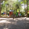 Area giochi colorata tra alberi.