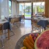 Sala da pranzo con finestre e frutta in primo piano.