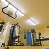 Una palestra con attrezzi da fitness come cyclette e panca con pesi.
