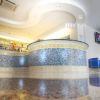 Un banco bar con mosaico blu.
