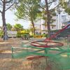 Un parco giochi all'aperto con giostre.