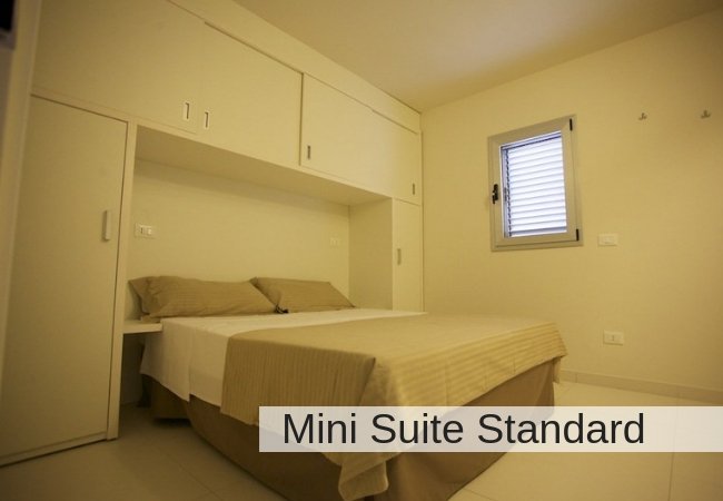 Sira Resort, camera da letto matrimoniale della Mini Suite standard