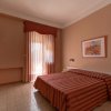 Camera d'albergo con letto matrimoniale e TV.