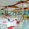 Sala da pranzo elegante con tavoli apparecchiati.