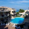 Complesso residenziale con piscina circolare.