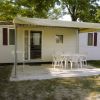Casa mobile con veranda e tavolo bianco.