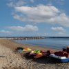 Spiaggia con pedalò e canoe.