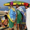 Persone in spiaggia con cappelli colorati.