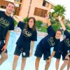 Persone sorridenti davanti a una piscina.