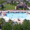 Panoramica di una piscina con palme intorno.