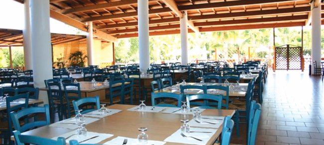 Ristorante all'aperto con sedie blu.