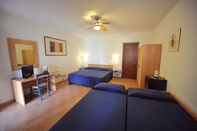 Camera con due letti e arredamento semplice.