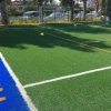 Campo da calcetto con reti e palloni.