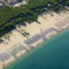 Veduta aerea di una spiaggia affollata.