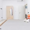 Camera familiare con letto e armadio.