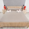 Letto matrimoniale con due lampade rosse.