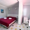 Camera con letto matrimoniale e pareti grigie.