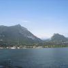 Vista panoramica di montagne vicine a un lago sotto un cielo sereno.