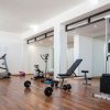 Una palestra con attrezzi e pavimento in legno.