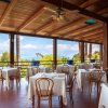 Tavoli apparecchiati su una terrazza con vista panoramica.