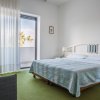 Camera da letto con letto matrimoniale e balcone vista mare.