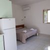 Stanza con letto matrimoniale, letti a castello e cucina.