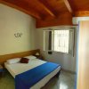 Camera da letto con letto matrimoniale, soffitto in legno.