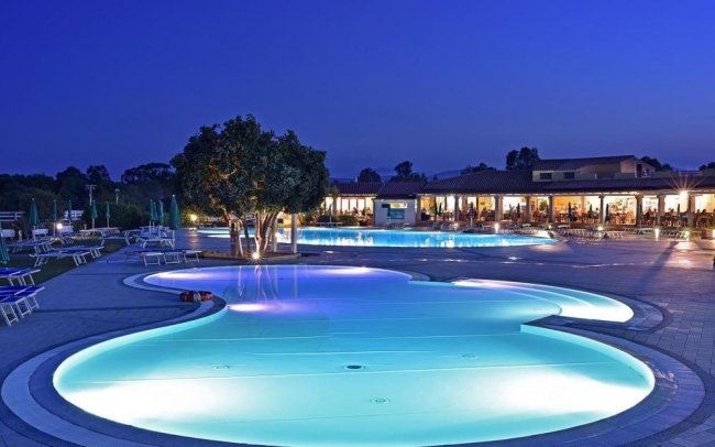 Piscina illuminata al tramonto.